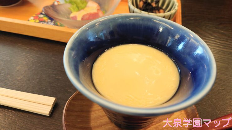 茶碗蒸し
具は海老やかまぼこ、空豆(?)など。