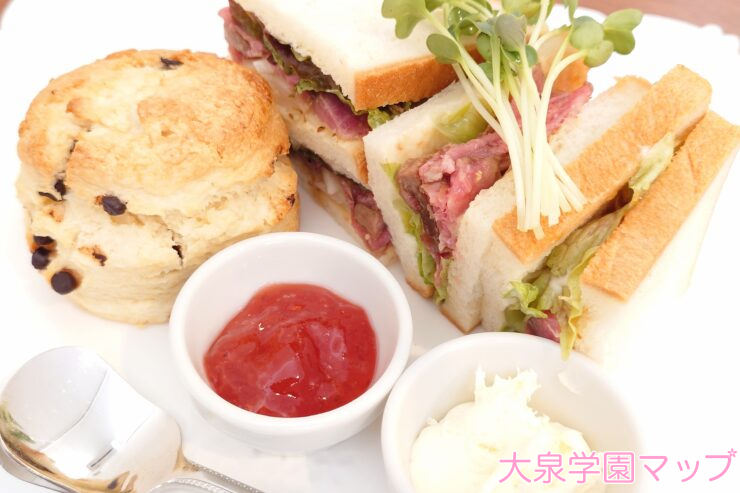 クリームティー&熟成サーロインのローストビーフサンド(1440円/税込)
